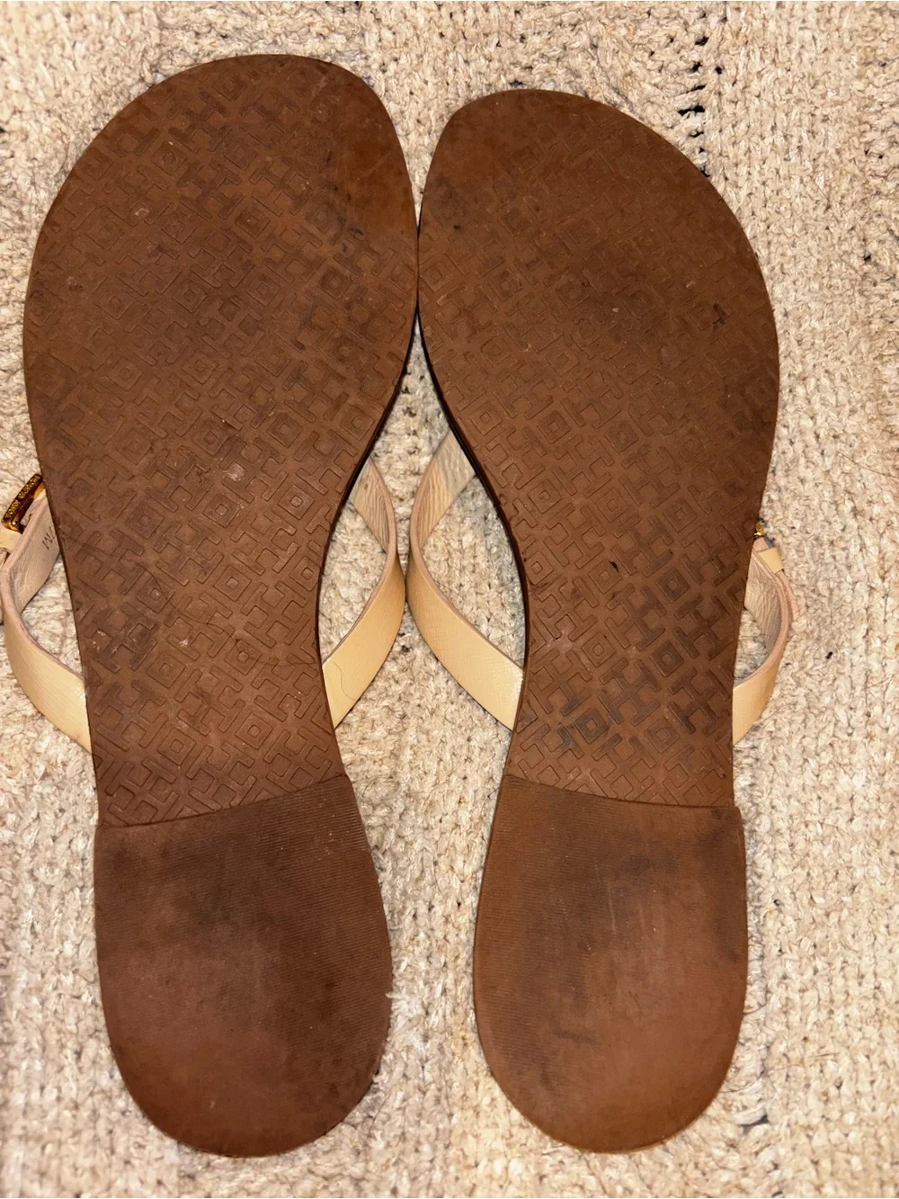 Tory Burch Cream Patent Leather Thong Sandals Gold Logo Size 8